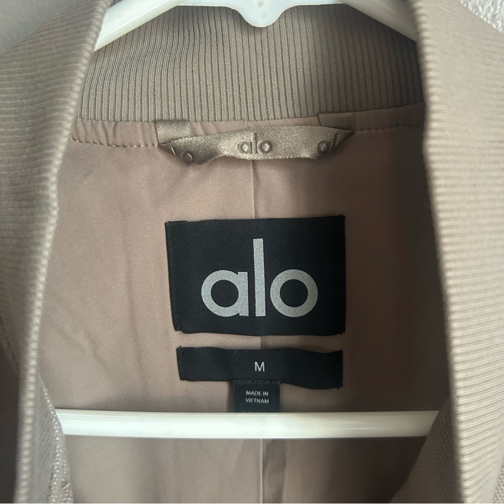 Alo Cropped Main Character Jacket - Picture 10 of 14